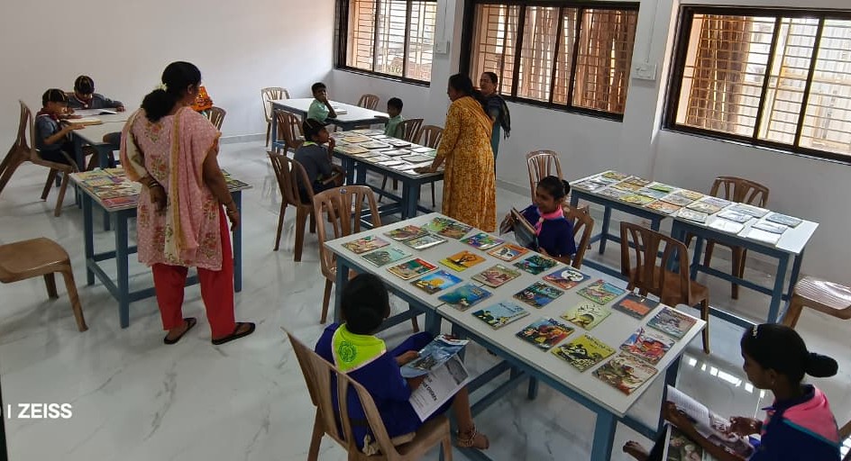 Field visit by students of Kr. Chin. Agashe Vidya Mandir to the Ratnagiri (District) City Library.