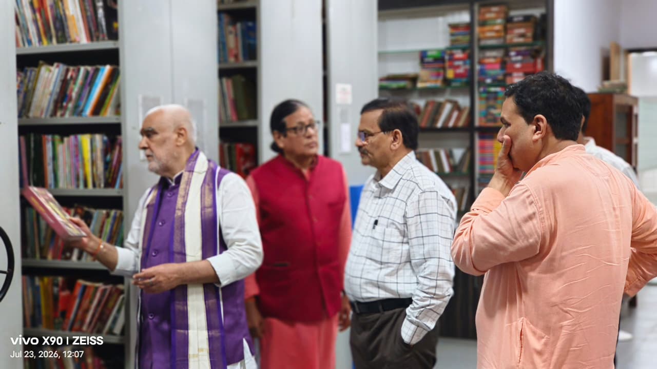 Former Union Minister Shri Ashwini Kumar Choubey's goodwill visit to the library.